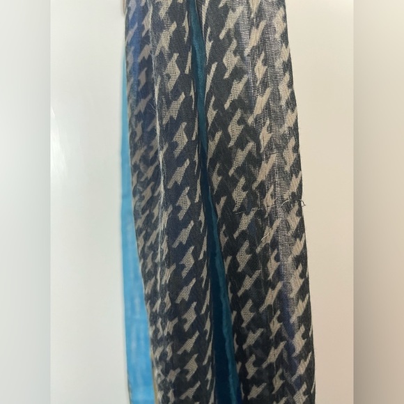 Printed viscose scarf - Picture 5 of 7